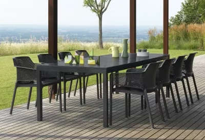 Užijte si stylové stolování se zahradním nábytkem produktové řady Net